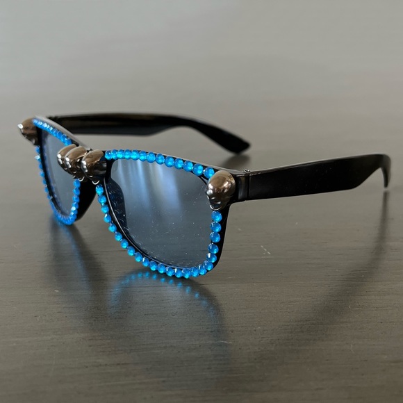 💀💎 Silver Pewter Skulls on Black Frame Sunglasses w/ Blue Crystals Trim Rims - Picture 5 of 7